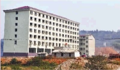  10月23日，長沙市岳麓區(qū)蓮花鎮(zhèn)云蓋村村委會的辦公大樓。  實(shí)習(xí)記者 李健 攝