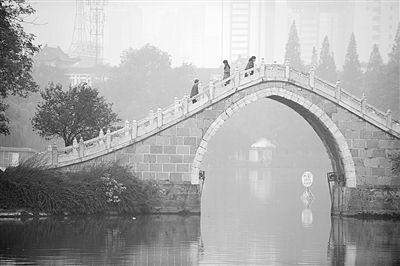 10月28日，市民走在合肥市霧霾籠罩的公園里。新華社發(fā)