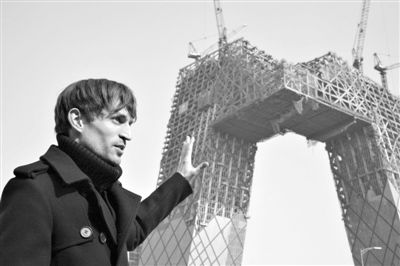 2008年2月，建筑師奧雷·舍人在中央電視臺新址大樓的工地外。圖/CFP