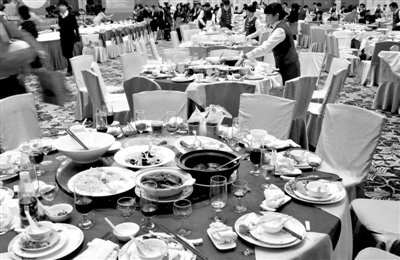 今年1月20日，一國(guó)企在廣州一家五星級(jí)酒店擺了70桌。臨近年底，在中央“嚴(yán)抓四風(fēng)”背景下，北京國(guó)企機(jī)