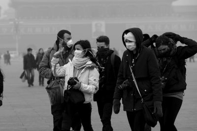 天安門廣場戴口罩的外國游客。