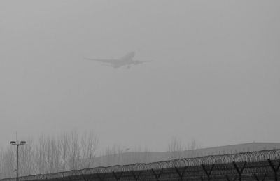 在首都機場，飛機在霧霾中降落。