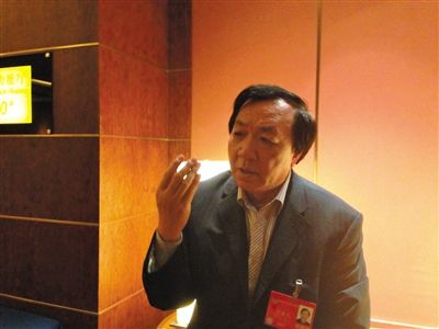 　昨日，在接受采訪時(shí)，何香久強(qiáng)調(diào)，大多公務(wù)員是勤勉工作的。