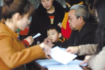 昨日，家長(zhǎng)為服用藥品的幼兒登記參加體檢。西安兩所幼兒園長(zhǎng)期給園內(nèi)幼兒集體服用“病毒靈”。