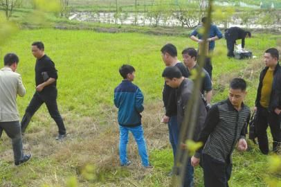 少年指認藏槍地點。