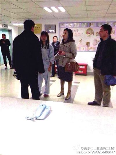 事發(fā)現(xiàn)場，打人者袁亞平(右二) (資料圖)
