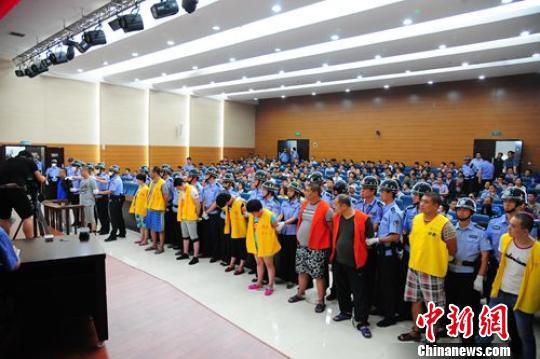 徐州市中級(jí)人民法院召開毒品犯罪案件集中宣判大會(huì),11名被告人被判處死刑、無期徒刑和有期徒刑不等。