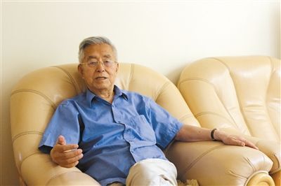 楊維駿 歷任云南省政協(xié)副主席等職。89歲高齡的楊維駿為12名失地農(nóng)民代表開道，到云南省政協(xié)反映問題。
