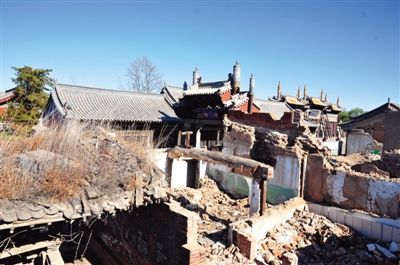 大同市文廟附近開發(fā)的一片仿古四合院，附近基礎(chǔ)設施建設已停工，周圍都是廢墟。