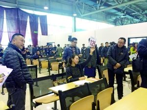 　首批中央和國家機關公車第三場拍賣現(xiàn)場。賈悅/攝