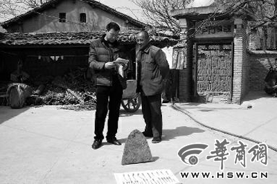 昨日，商洛市博物館工作人員（左）向李老漢講解最近出臺(tái)的《陜西省群眾保護(hù)文物獎(jiǎng)勵(lì)辦法》