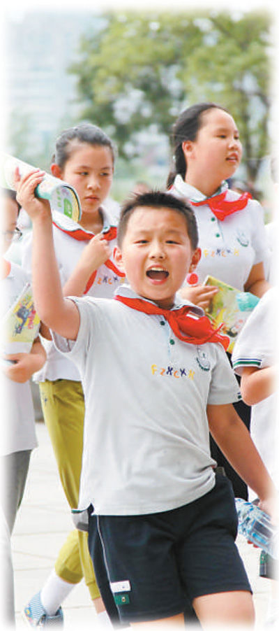 南京某小學(xué)學(xué)生在參加課外活動(dòng)。