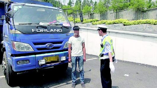 民警對(duì)持C1駕照駕駛大貨車(chē)、一年違法350余次的張某進(jìn)行批評(píng)教育。