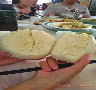 在參加山西游行程中，體驗員發(fā)現(xiàn)團餐中的饅頭已經(jīng)發(fā)霉。視頻截圖