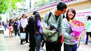 2011年11月11日，越秀區(qū)民政局，登記結婚的隊伍排了足有一百米長（資料圖片）。　記者黃澄鋒攝