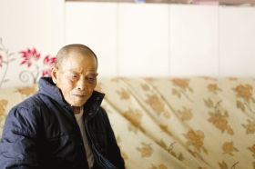 4月15日，劉爹爹的一只眼睛上有明顯的淤青。