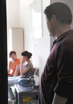 妻子在房?jī)?nèi)勸說女兒時(shí)，楊師傅守在門外