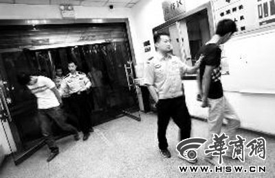 三人搶劫孕婦后，被警方和群眾合力抓獲 王警/攝