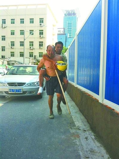 “謝謝，我們身上灰多，怕把車弄臟了”