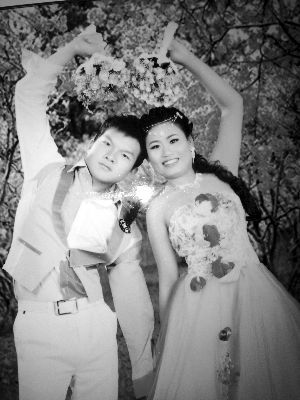 結(jié)婚照中的阿妮笑容燦爛，現(xiàn)實(shí)中，這對(duì)“跨國速成夫妻”還處在并不愉快的磨合過程中 本版均為資料圖片