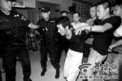 犯罪嫌疑人韓牙某圍著圍裙在廚房內(nèi)拉面，被民警抓獲 本報(bào)記者 鄧小衛(wèi) 攝