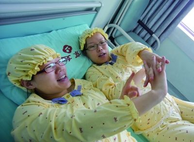 生完寶寶后姐妹倆在床上聊天。