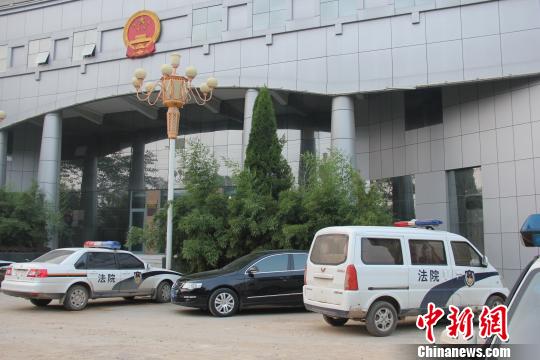泊頭市人民法院院內(nèi)仍停有無(wú)牌制式警車(chē)，涉事人員與記者沖突地點(diǎn)僅距法院不足50米。穆玉良 攝