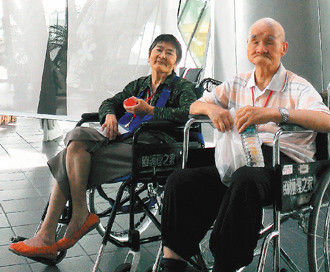 臺灣老夫妻“王爺爺”及“王奶奶”，雙雙失智，但兩人“即使遺忘了全世界，也不會忘了彼此”，片刻也不想分離，深厚情感令人感動。臺灣《聯(lián)合報》圖