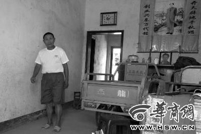 8月16日，在家中接受監(jiān)外執(zhí)行4年刑期的汪衛(wèi)國(guó)（化名）剛剛送走家訪的法官。