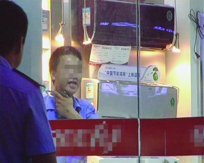 打劫男把玻璃片抵在脖子上，與民警對峙