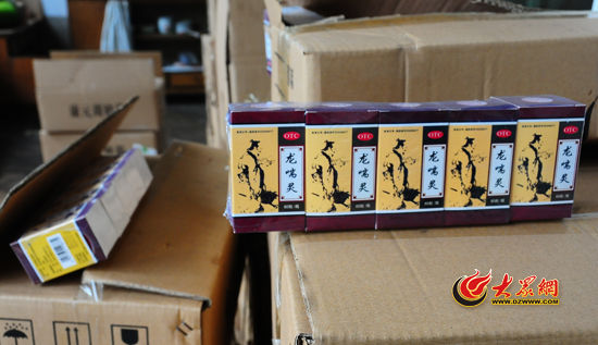 圖為民警現(xiàn)場被查獲的部分假藥。