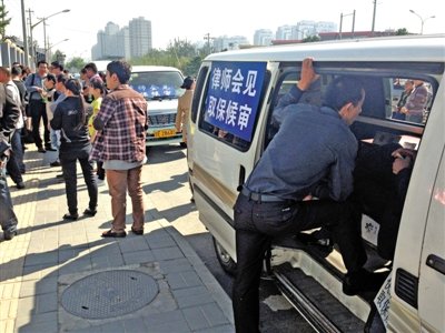 昨日，朝陽(yáng)區(qū)看守所門(mén)前有人排隊(duì)。大門(mén)外還停有多輛寫(xiě)有“律師會(huì)見(jiàn)”字樣的車(chē)。