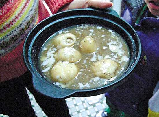 由于放置時間過久，鍋里的湯圓已經(jīng)非常大，湯圓皮上浮現(xiàn)很多白色物質(zhì)。