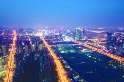 阮忠在青奧中心塔吊上拍攝的南京夜景。本版圖片由阮忠提供
