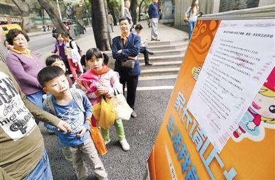 昨日，中華路小學(xué)貼出告示，提醒家長(zhǎng)不要相信傳言。