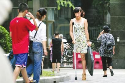 7月11日，阿依穿著高跟鞋在小區(qū)拿快遞。