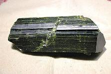 近日，商南縣奇石愛好者潘某在青山鎮(zhèn)鐵礦開采區(qū)發(fā)現一塊疑似綠簾石，有待相關專家和權威機構認定。