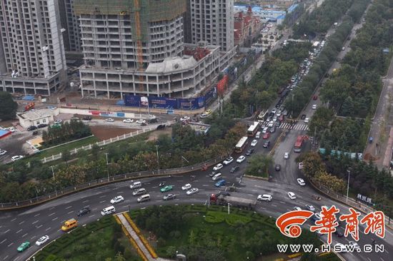 近日，不少通過(guò)陳楊寨轉(zhuǎn)盤的司機(jī)發(fā)現(xiàn)，4個(gè)方向的路口共新設(shè)了8個(gè)紅綠燈。