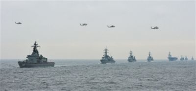 2012年10月14日，日本海上自衛(wèi)隊(duì)舉行閱艦式。2013年，日本自衛(wèi)隊(duì)時(shí)隔11年首增防衛(wèi)預(yù)算。資料圖片