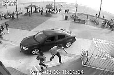 監(jiān)控錄像截屏圖：3日，美國洛杉磯市，一輛汽車沖進(jìn)威尼斯海灘棧道上的人群。圖/東方IC