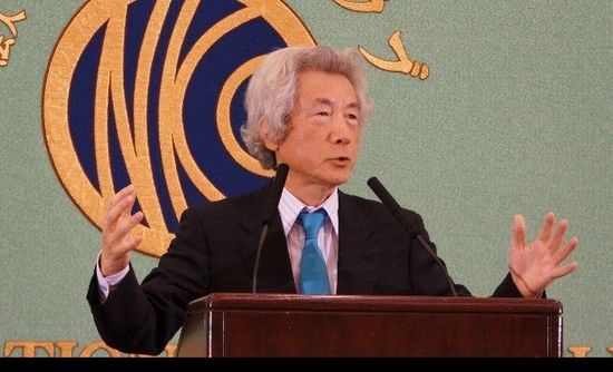 日本前首相小泉純一郎11月12日發(fā)表演說(shuō)，支持安倍晉三對(duì)中國(guó)強(qiáng)硬，并鼓動(dòng)其參拜靖國(guó)神社。