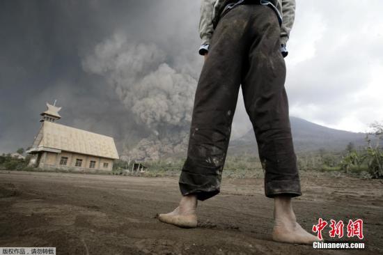 當(dāng)?shù)貢r(shí)間2月1日，印尼錫納朋火山持續(xù)噴發(fā)。