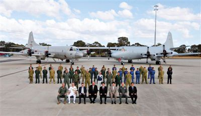 4月29日，參與搜尋馬航失聯(lián)客機(jī)的多國(guó)軍人和軍機(jī)在珀斯皮爾斯空軍基地合影。5月1日，馬航宣布搜尋進(jìn)入新階段，重點(diǎn)將借助不同技術(shù)擴(kuò)大海底搜尋。
