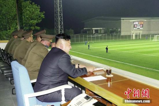 資料圖:今年5月,金正恩觀看體育賽事。