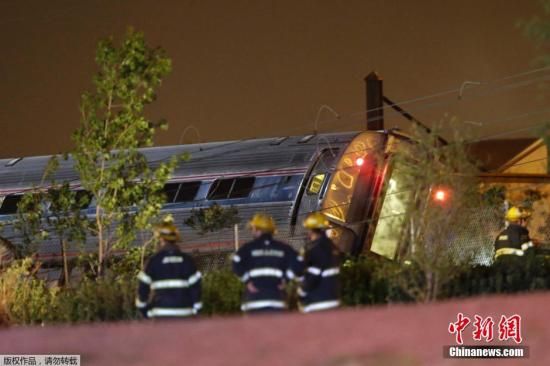 當(dāng)?shù)貢r間5月12日晚，一列美國鐵路公司的火車在費城弗蘭克福段脫軌，導(dǎo)致至少50人受傷。