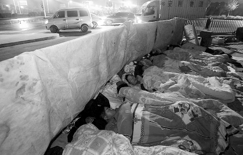 在寒冷的冬夜，為了能省點錢，方便接活，民工們?nèi)运跇蛳隆? complete=