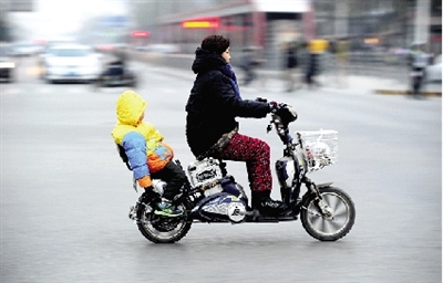 昨日下午，隴海西路桐柏路口，紅燈亮起的瞬間一輛電動車闖過路口。