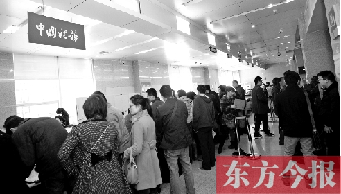 　昨天，在鄭州市房管局辦稅柜臺(tái)，迎來(lái)絡(luò)繹不絕辦理業(yè)務(wù)的市民