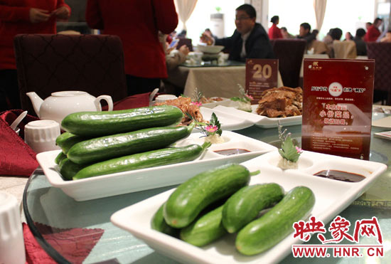 3月22日，阿五美食英協(xié)路店的服務員為我們展示大份菜品和小份菜品