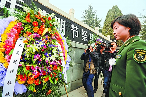 　　4月4日,我國首位女航天員劉洋來到林州市烈士陵園。在烈士紀(jì)念碑前,劉洋和眾人一起列隊肅立默哀致敬